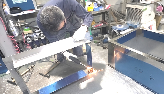 ステンレス製品を製作する作業風景